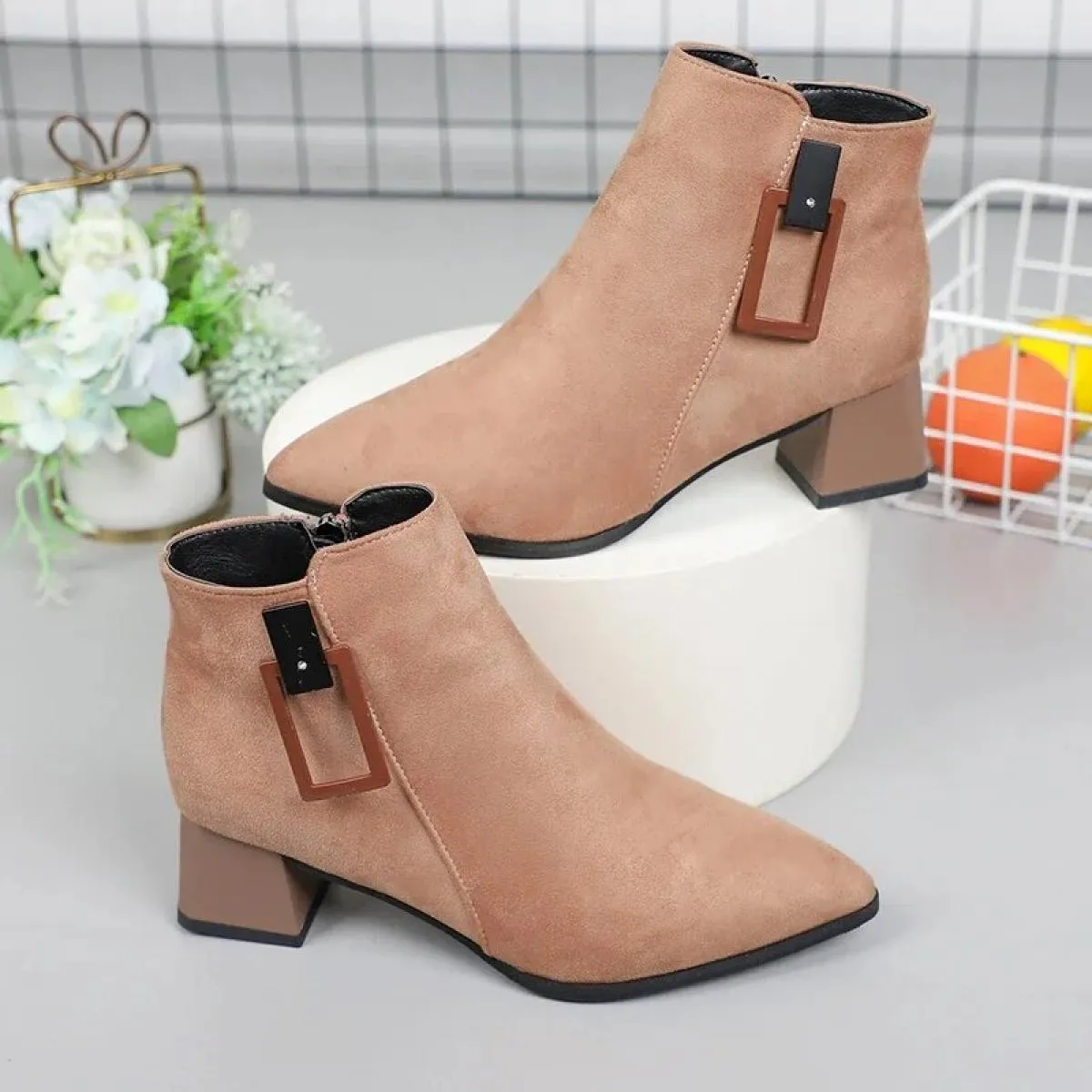 2024 scarpe da donna di marca inverno tacco quadrato stivali moderni caviglia a punta tacco basso tinta unita cerniera stivali c