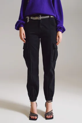 pantaloni cargo neri con elastico alla vita e in fondo