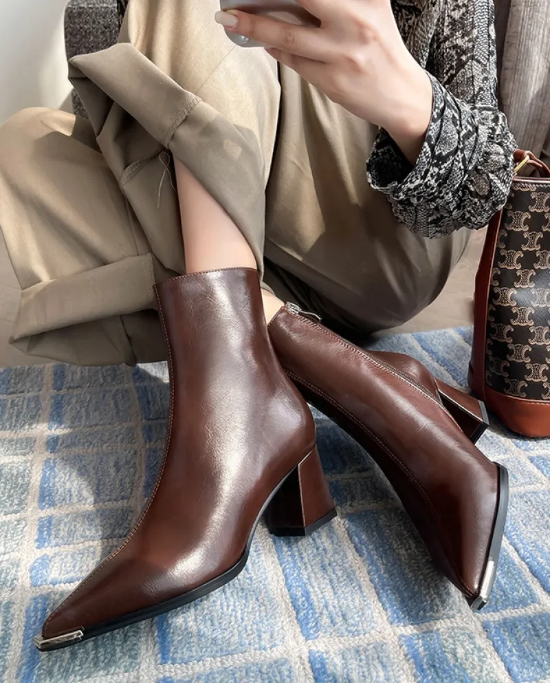 Stivaletti corti francesi semplici con tacco spesso per donna in autunno e inverno Nuovi stivali a punta con tacco alto spesso m