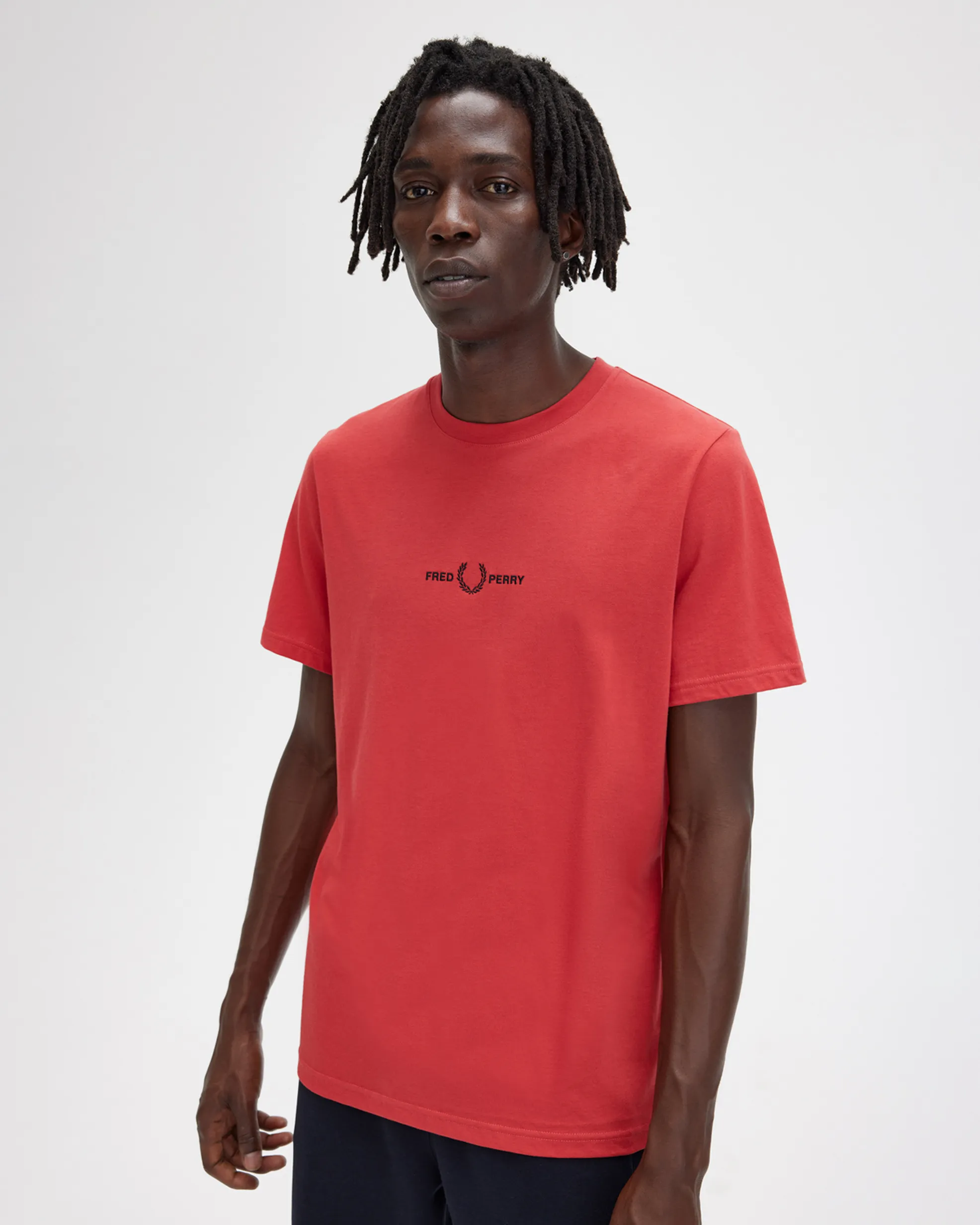 T-shirt corallo mezza manica con logo ricamato centrale sul petto