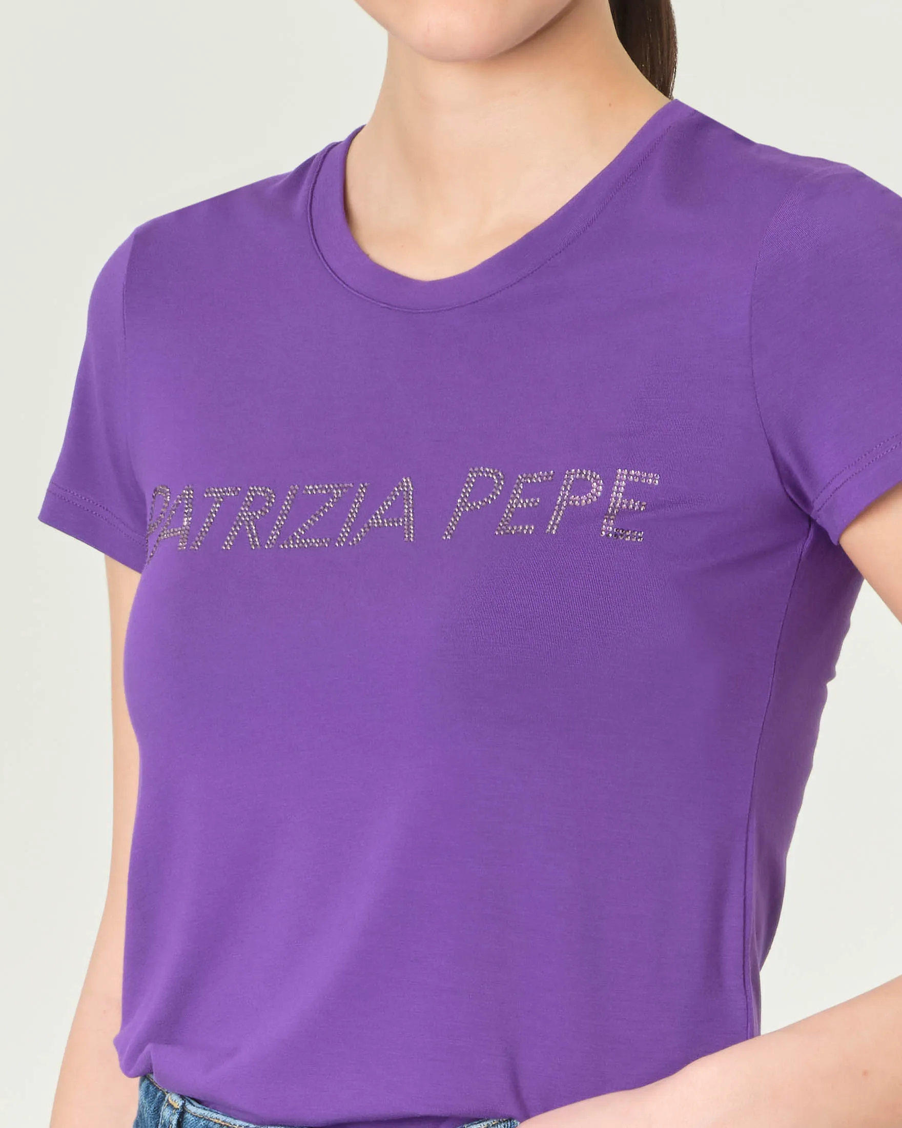 T-shirt viola in viscosa stretch con maniche corte e scritta logo in strass tono su tono