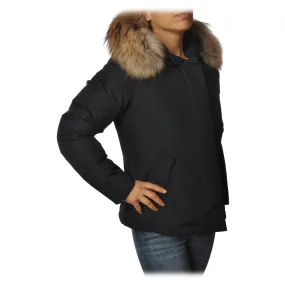 Woolrich -  Piumino Corto Artic PA con Cappuccio Bordato di Pelliccia Estraibile - Blu - Giacca - Luxury Exclusive Collection